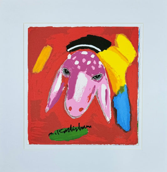 ליטוגרפיה מקורית של מנשה קדישמן (Menashe Kadishman) המתארת ראש כבשה צבעונית על רקע אדום עז, חתומה ידנית וממוספרת 51/150, גודל 48x60 ס"מ