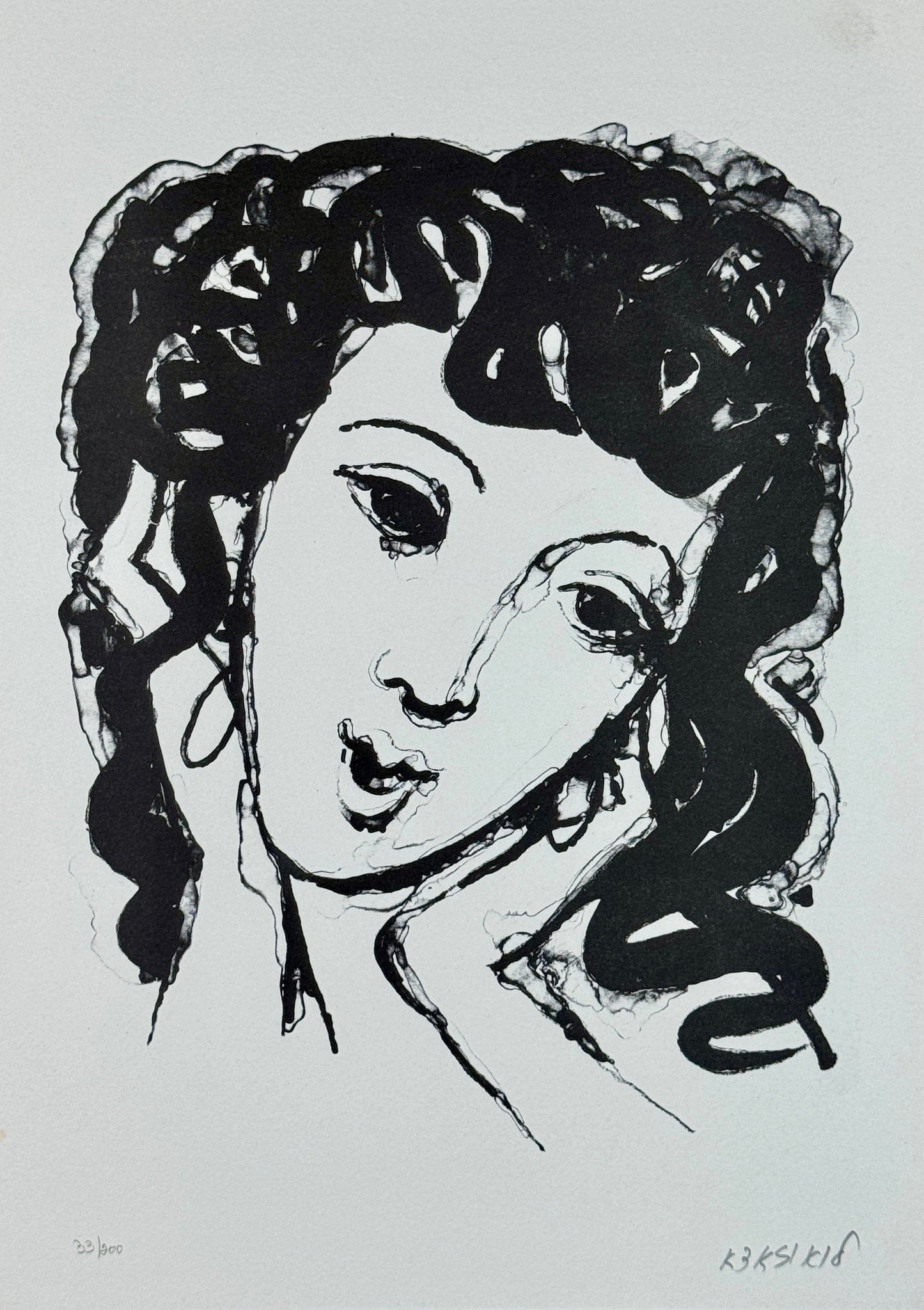 ליטוגרפיה של אביגדור לואיזאדא, דיוקן נערה בעלת שיער מתולתל כהה, בקו דיו אקספרסיבי ומלא חיים בשחור-לבן, חתומה בעיפרון.