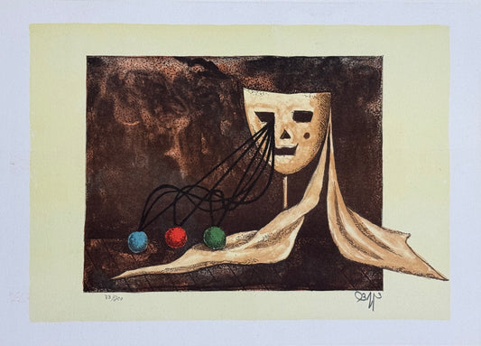 ליטוגרפיה של דן קדר, המסיכה, מסיכה סוריאליסטית בקווי דיו, פנים תלת-ממדיים בקרטון על רקע חום עז, ושלוש כדורי לולי בצבעי כחול-אדום-ירוק על מקלות ארוכים יוצאים מהראש כקרני אנטנה, חתומה בעיפרון.