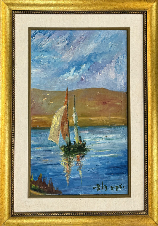 ציור מקור של האמן יעקב דוד, סירות מפרש על אגם, ציור שמן ממוסגר של שתי סירות מפרש על אגם כחול, מפרשים זוהרים בכתום-אדום, גבעות חומות-זהובות ברקע ושמיים מנומרים, במסגרת זהובה רחבה, חתום.