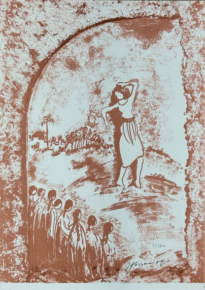 ליטוגרפיה של יוסף קוסונוגי, סצנה מזרחית בגוון ספיה: אישה נושאת כד על ראשה, דמויות וכפר עם דקלים, בתוך מסגרת מקושתת, חתומה בעיפרון.