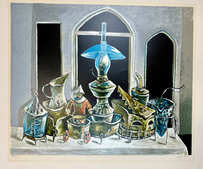 ליטוגרפיה של יוסל ברגנר, מנורה כחולה וכלים, מנורת נפט גדולה בעלת מכסה כחול במרכז, מוקפת בכלי בית סוריאליסטיים ודמות ילד קטן, בתוך חלל עם חלונות גותיים מקושתים, בגווני אפור עמוק, חתומה בעיפרון.
