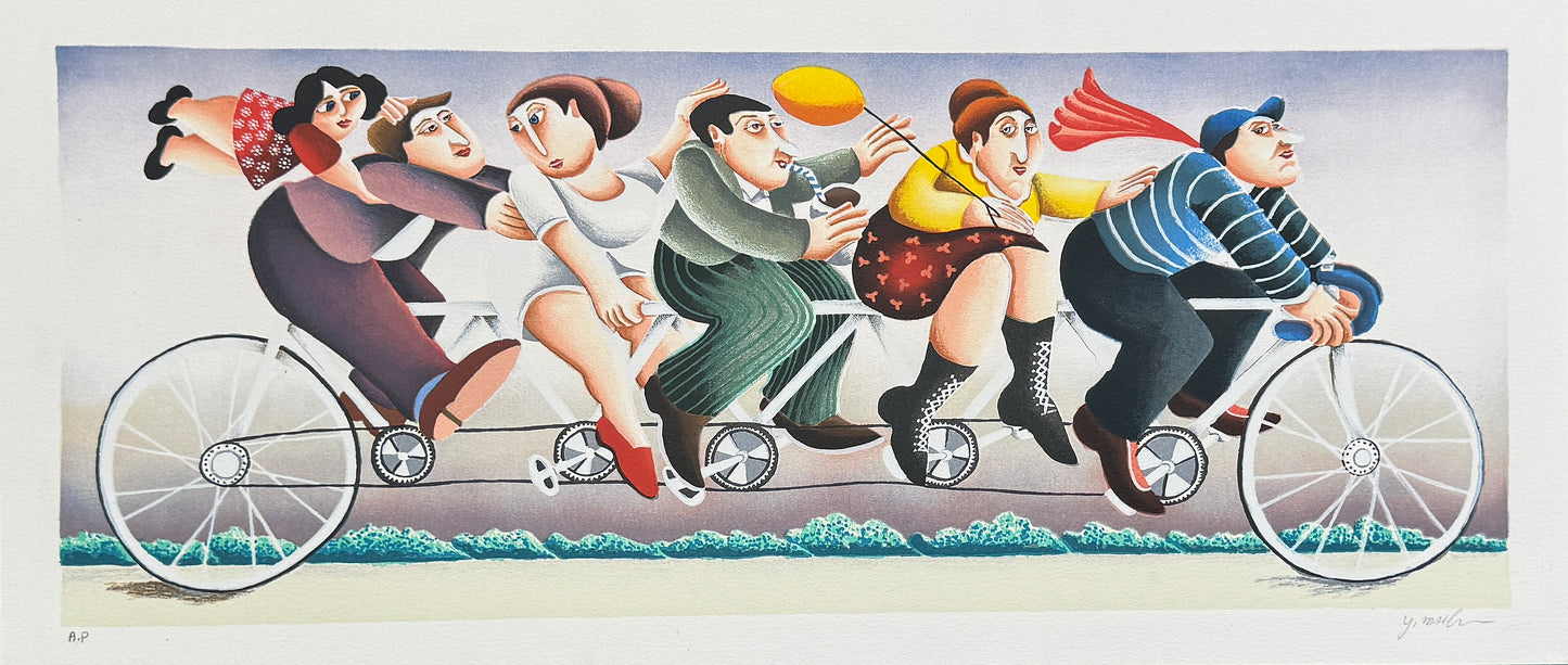 ליטוגרפיה צבעונית מקורית של יובל מאהלר המתארת קבוצת אנשים רוכבים יחד על אופני טנדם ארוכים, שיער וצעיפים מתנופפים ברוח, טביעת אמן (A.P), חתומה בעיפרון בידי האמן.